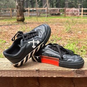 Off White volcanized low leather sneaks